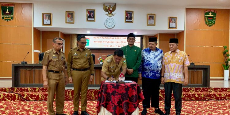 Bupati Solok Sampaikan Komitmen Optimalisasi Anggaran dan Penyelamatan Danau Diatas dalam Rapat Paripurna DPRD Kabupaten Solok