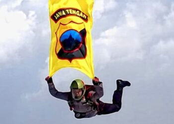 Aksi Spektakuler Kompol Heru Sanusi Kibarkan Logo Polda Jateng Saat Terjun di Hadapan Presiden di Acara Puncak Hari Bhayangkara ke-79