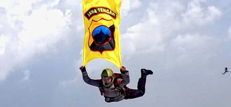 Aksi Spektakuler Kompol Heru Sanusi Kibarkan Logo Polda Jateng Saat Terjun di Hadapan Presiden di Acara Puncak Hari Bhayangkara ke-79