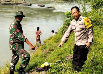 Polsek Bojongsari Ikut Bantu Pencarian Lansia Hanyut di Sungai Klawing
