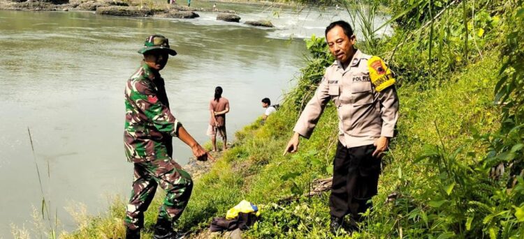 Polsek Bojongsari Ikut Bantu Pencarian Lansia Hanyut di Sungai Klawing