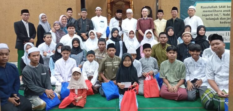 Masjid Jami’ Almuqorrobiin Santuni Anak Yatim-Piatu Seribu Berkah, Kampung Tanah Koja Klender