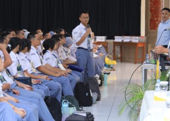 Beri Materi di MPLS SMA Labschool, Kadiv Humas Berikan Motivasi Hadapi Bonus Demografi