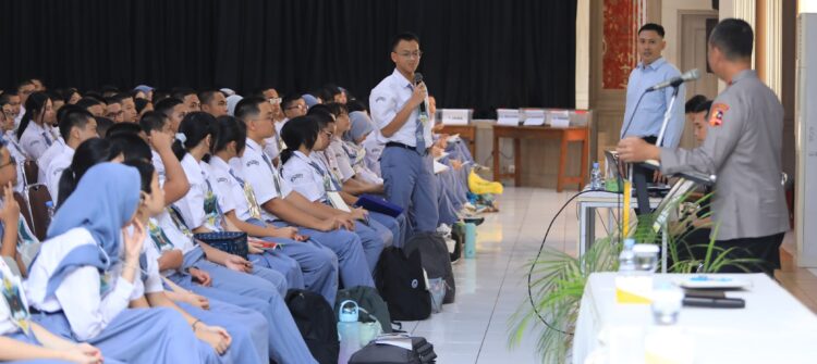 Beri Materi di MPLS SMA Labschool, Kadiv Humas Berikan Motivasi Hadapi Bonus Demografi