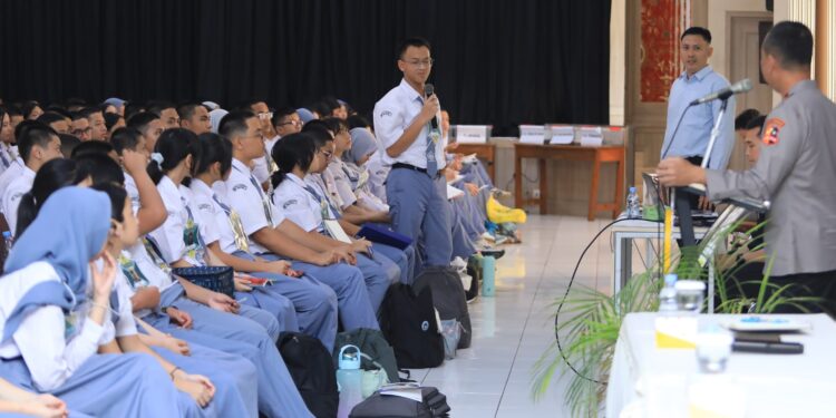 Beri Materi di MPLS SMA Labschool, Kadiv Humas Berikan Motivasi Hadapi Bonus Demografi
