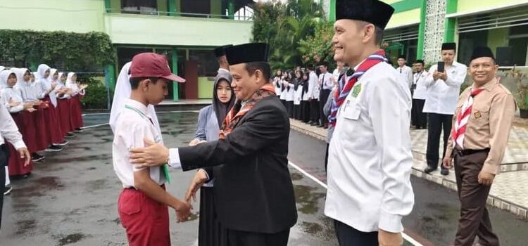 Hujan rintik – rintik Tak Menghalangi Kepala Kemenag Membuka MATSAMA MTsN 1 Subang