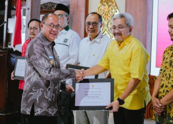 Bupati Banyumas Serahkan Bantuan Keuangan Kepada 9 Partai Politik