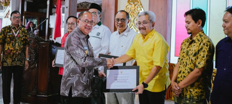 Bupati Banyumas Serahkan Bantuan Keuangan Kepada 9 Partai Politik