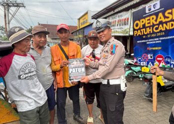 Satlantas Purbalingga Sosialisasi Operasi Patuh di Pasar Bukateja, Bagikan Helm dan Pamflet