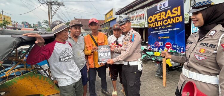 Satlantas Purbalingga Sosialisasi Operasi Patuh di Pasar Bukateja, Bagikan Helm dan Pamflet