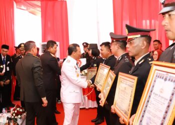 Kapolda Jateng Serahkan Penghargaan dan Bantuan Bedah Rumah bagi Masyarakat saat Syukuran Hari Bhayangkara ke-79