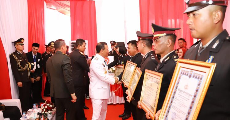 Kapolda Jateng Serahkan Penghargaan dan Bantuan Bedah Rumah bagi Masyarakat saat Syukuran Hari Bhayangkara ke-79