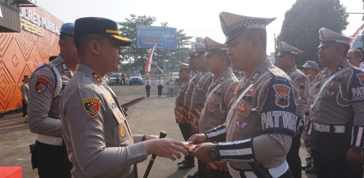 Kapolres Purbalingga Beri Penghargaan Personel Berprestasi