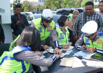 Apresiasi Ketaatan Masyarakat Bayar Pajak Kendaraan, Petugas Bagikan Puluhan Hadiah Pada Pengendara yang Tertib