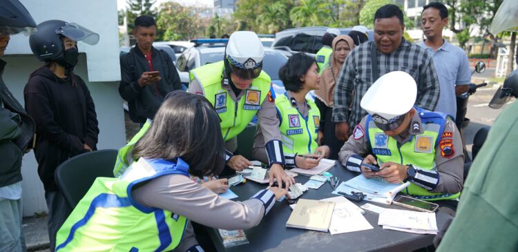 Apresiasi Ketaatan Masyarakat Bayar Pajak Kendaraan, Petugas Bagikan Puluhan Hadiah Pada Pengendara yang Tertib