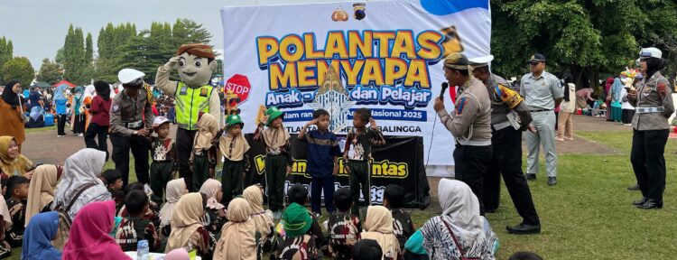 Polantas Purbalingga Menyapa Anak-anak dengan Wayang dan Badut