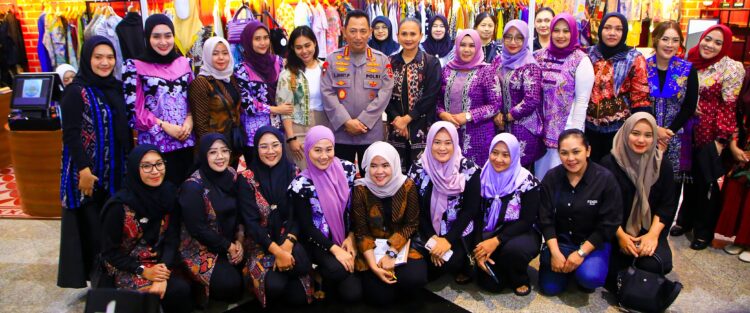 Kapolri Tinjau Bazar Kreasi Bhayangkari Nusantara 2025, Dorong Pertumbuhan UMKM