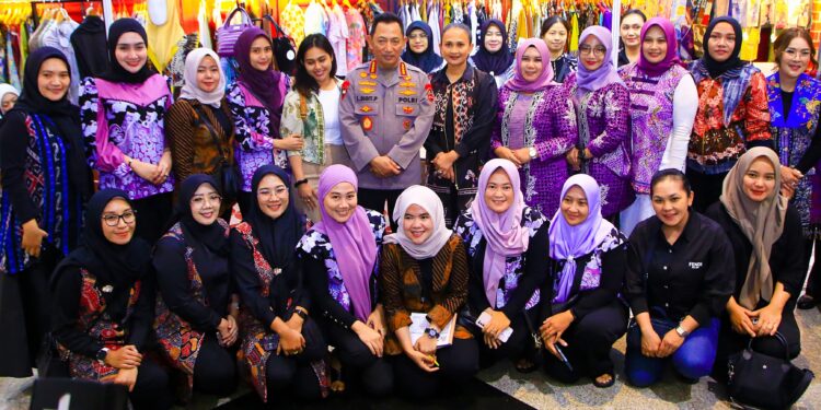 Kapolri Tinjau Bazar Kreasi Bhayangkari Nusantara 2025, Dorong Pertumbuhan UMKM