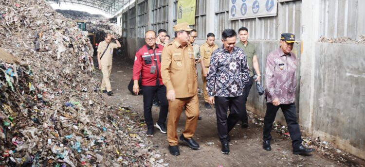 Bupati Sadewo Terima Kunjungan Bupati Belitung Timur di TPA BLE