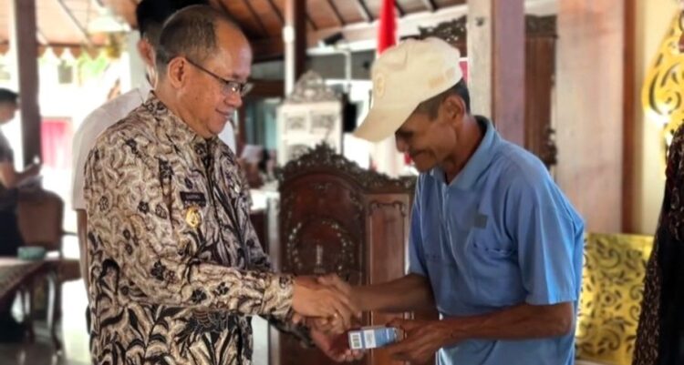 Sadewo Serahkan 34 Alat Bantu Bagi Penyandang Disabilitas