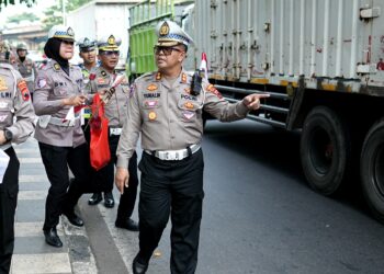 Warnai Peringatan HUT ke-80 Kemerdekaan RI; Ditlantas Polda Jateng Bagikan 200 Bendera Merah Putih
