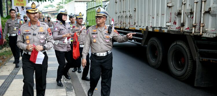 Warnai Peringatan HUT ke-80 Kemerdekaan RI; Ditlantas Polda Jateng Bagikan 200 Bendera Merah Putih