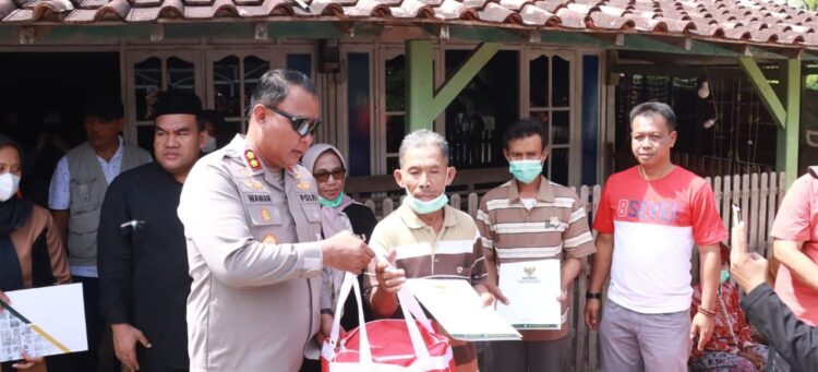 Kapolres Blora Salurkan Bantuan untuk Korban dan Relawan Kebakaran Sumur Minyak