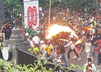 Berakhir Ricuh, Polisi Terpaksa Bubarkan Aksi Unra Anarkis di Depan Mapolda Untuk Lindungi Masyarakat