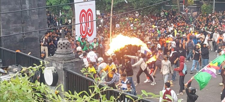 Berakhir Ricuh, Polisi Terpaksa Bubarkan Aksi Unra Anarkis di Depan Mapolda Untuk Lindungi Masyarakat