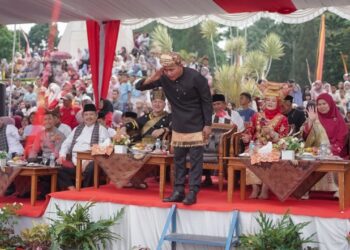 Meriah, Kabupaten Solok Gelar Pawai Alegoris Peringati HUT RI Ke-80