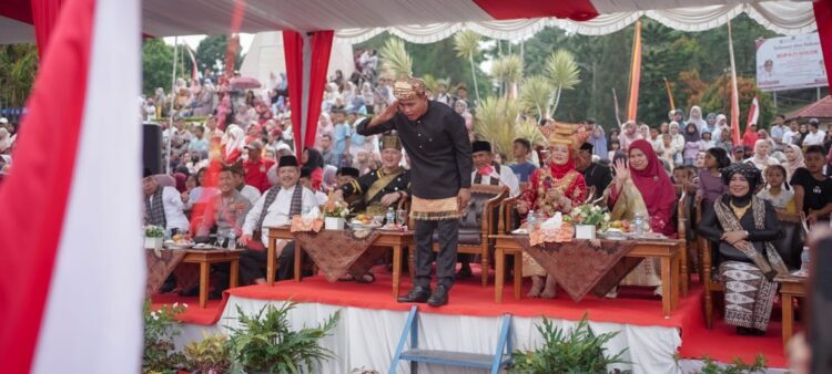 Meriah, Kabupaten Solok Gelar Pawai Alegoris Peringati HUT RI Ke-80