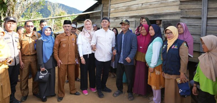 Bupati Solok Kunjungi Warga yang Membutuhkan Bantuan di Jorong Lurah Ingu