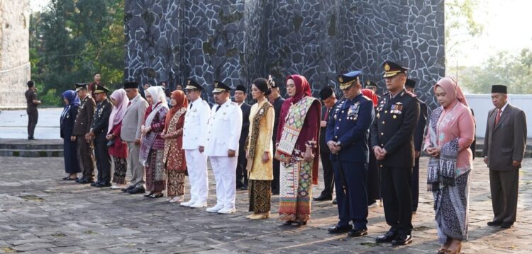 Mengenang Jasa Pahlawan Bupati & Wakil Bupati Subang Tabur Bunga Dalam Rangka HUT RI Ke 80 Di TMP Cidongkol