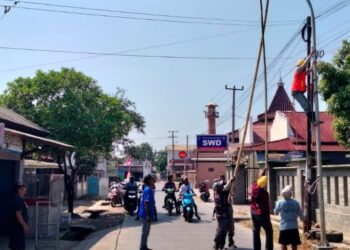 Pemasangan Lampu Penerangan Jalan Umum (PJU) di Desa Muara, Dilakukan Anggota DPRD Dari Fraksi PAN