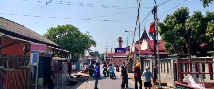 Pemasangan Lampu Penerangan Jalan Umum (PJU) di Desa Muara, Dilakukan Anggota DPRD Dari Fraksi PAN