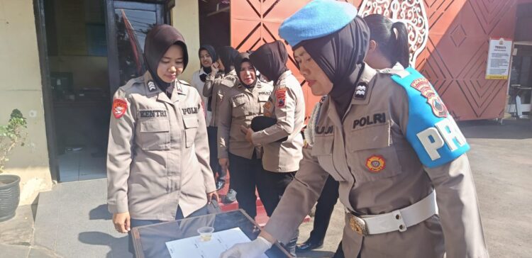 Jelang HUT ke-77, Polwan Polres Purbalingga Jalani Pemeriksaan Disiplin dan Tes Urine