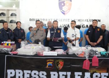 Polda Jateng Tangkap Enam Pelaku Sindikat Pembuat dan Pengedar Uang Palsu; Dua Bulan Beroperasi Cetak 4000 Lembar Uang Rp. 100 Ribu