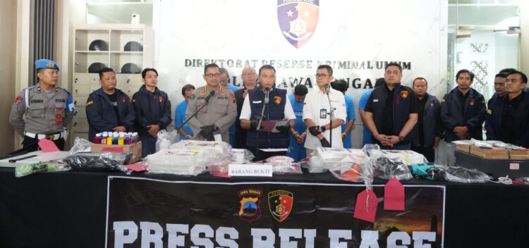 Polda Jateng Tangkap Enam Pelaku Sindikat Pembuat dan Pengedar Uang Palsu; Dua Bulan Beroperasi Cetak 4000 Lembar Uang Rp. 100 Ribu