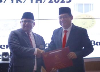 Sekda Banyumas Serahkan 36 Tanda Kehormatan Satya Lancana Karya Satya