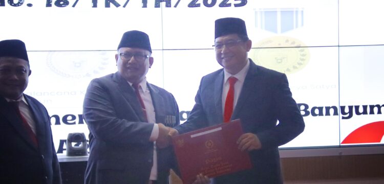 Sekda Banyumas Serahkan 36 Tanda Kehormatan Satya Lancana Karya Satya