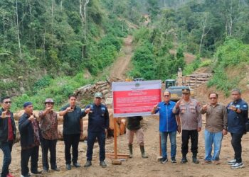 Pengambilan Kayu di Sariek Bayang di Segel, Tim Gabungan Gakkum Kemenhut, Pemkab dan Polres Solok Pasang Plang Penutupan