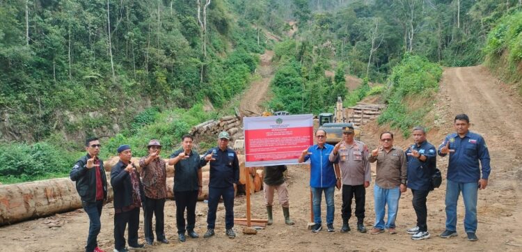 Pengambilan Kayu di Sariek Bayang di Segel, Tim Gabungan Gakkum Kemenhut, Pemkab dan Polres Solok Pasang Plang Penutupan