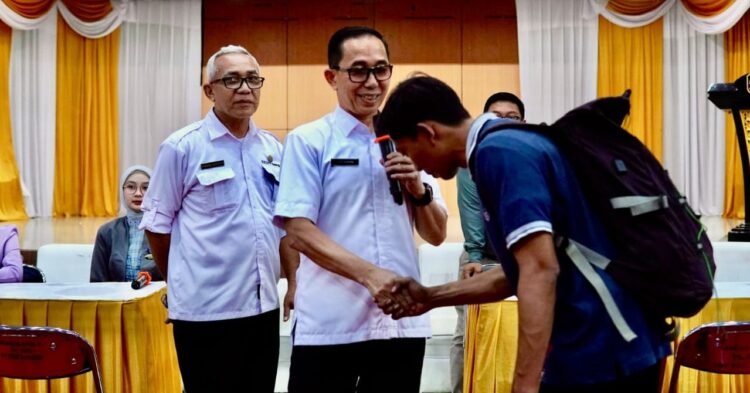 Sekda Subang Tinjau Proses Penyerahan Rekening Bantuan Bagi Pedagang Terdampak Penertiban Bangunan Liar Di Kec Ciater