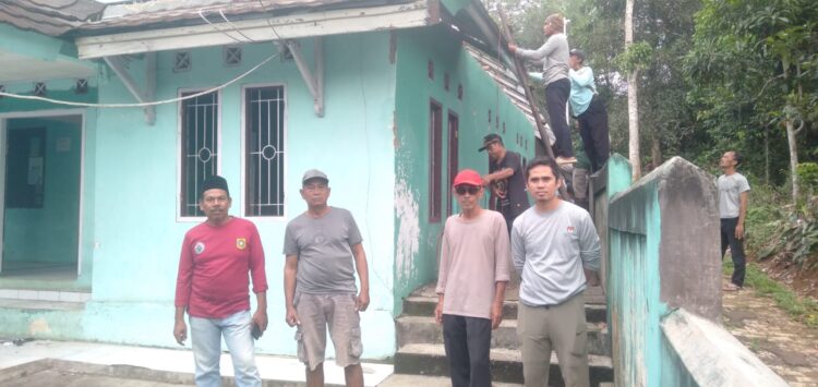 Optimalkan Pelayanan Masyarakat, Pemdes Cikopomayak Rehabilitasi Kantor Desa