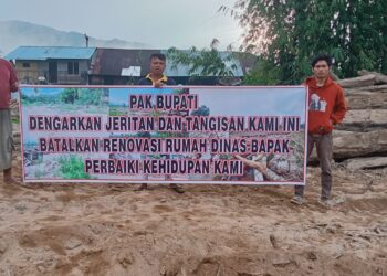 Luapan kekecewaan, Korban Banjir Bandang Pahae Bentang Spanduk Tolak Rehab Rumdis Bupati Taput