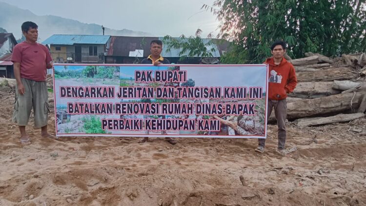Luapan kekecewaan, Korban Banjir Bandang Pahae Bentang Spanduk Tolak Rehab Rumdis Bupati Taput