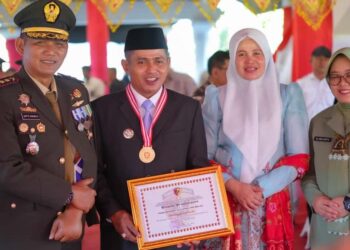 Bupati Solok Terima Penghargaan pada Peringatan HUT TNI ke-80