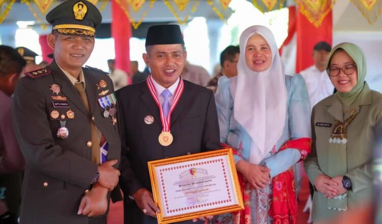 Bupati Solok Terima Penghargaan pada Peringatan HUT TNI ke-80