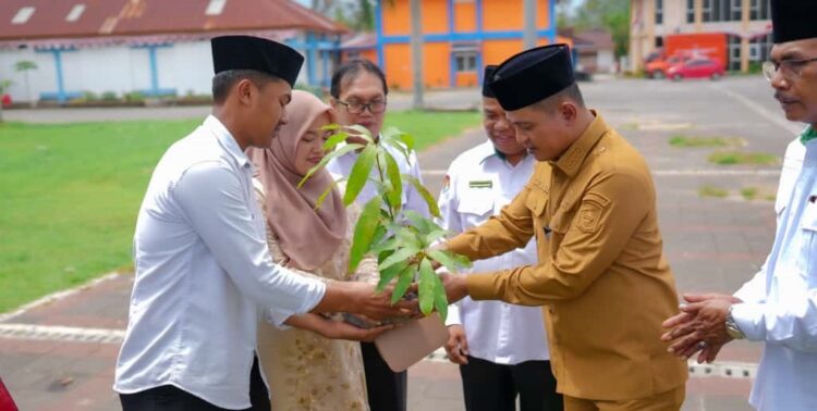 Bupati Solok Ikut Serta Tanam Bibit Pohon dalam Program “Catin Nampak”