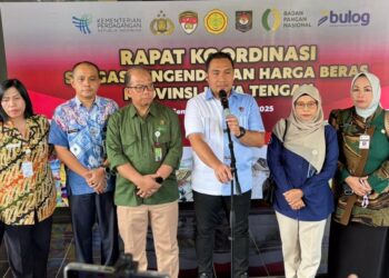 Pastikan Harga Beras Tetap Terjangkau, Tim Satgas Pangan Polda Jateng Tempel Stiker HET Beras Medium dan Premium di Pertokoan Modern